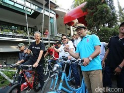 Ridwan Kamil, Ganjar Pranowo, dan Ferry Mursyidan Gowes Bareng di Dago