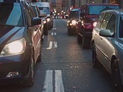 Tak Kelihatan, Partikel Nano yang Dilepas Ban Mobil Bisa Merusak Paru