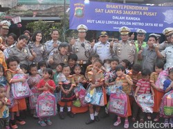 Bagikan Tas Hello Kitty di Terminal Senen, Polisi Ajarkan Anak TK Rambu Lalin