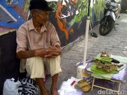 Kerja Keras ala Mbah Pono, Jual Wader Tangkapan Sendiri di Selokan Mataram
