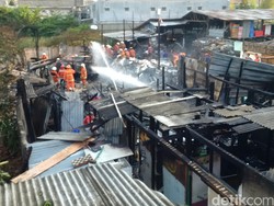Warga Dengar Ledakan di Lapak Pemulung di Semanggi yang Terbakar