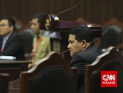 Hakim MK Tanya Penjelasan KPU Soal Pilkada Surabaya