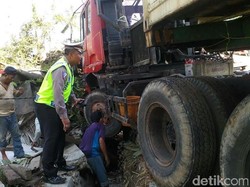 Pikap Tabrak Truk, Dua Orang Tewas Salah Satunya TNI