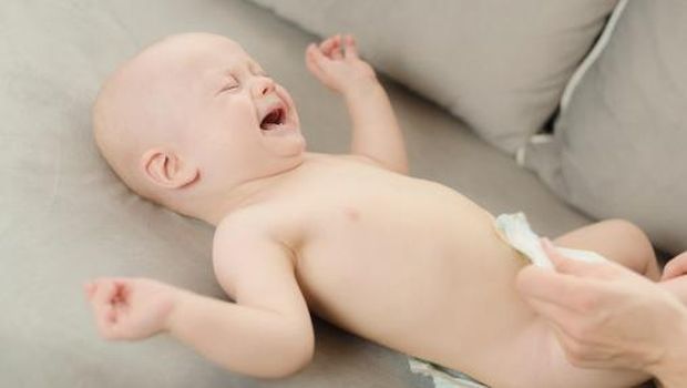 Bayi menangis saat ibunya mengganti popok.