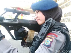 Tak Cuma Belajar Senpi, Brimob Cantik Bripda Adri Juga Semangat Tuntut Ilmu
