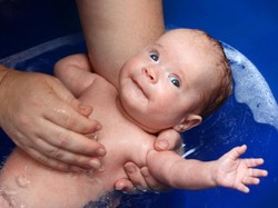 Jangan Cepat-cepat Saat Mandikan Bayi, Ini Alasannya