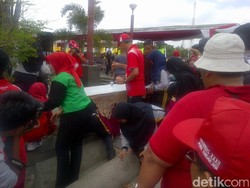 Gubernur Ganjar Punguti Sampah Berserakan di Alun-alun Kebumen