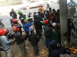 Damai! Opang dan Ojek Berbasis Aplikasi Ini Begitu Akrab di Stasiun Palmerah