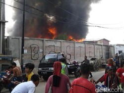 Api Berkobar di Kawasan Padat Penduduk Kapuk Muara