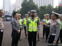 Keren! Anggota PJR ini Tolak Pemberian Uang dari Warga yang Ditolongnya