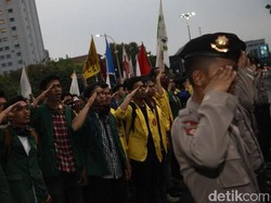 Ketika Pendemo dan Polisi Hormat Bareng di Depan Istana