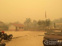 Di Tengah Pekatnya Kabut Asap, Siswa SD di Muaro Jambi Tetap Belajar