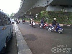 Prit! Para Pemotor Ini Nekat Lawan Arus di Bawah Flyover Kalibata