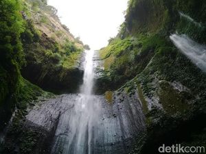 Warga Surabaya Hilang Saat Selfie di Air Terjun Madakaripura Warga Surabaya Hilang Saat Selfie di Air Terjun Madakaripura