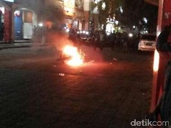 Massa Bakar Sepeda Motor di Jl Citra Raya Utama Cikupa, Lalin Macet