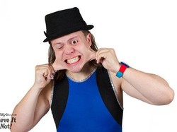 Saking Lenturnya, Tubuh Pria Ini Muat di Dalam Koper