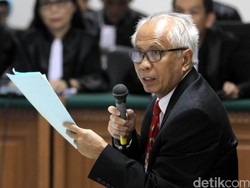 Hakim Konstitusi Palguna: Gugatan OC Kaligis Seperti Paper