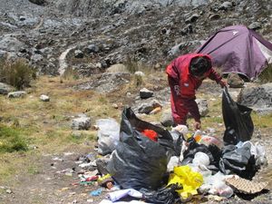 Video Sampah Berserakan di Gunung Carstensz Video Sampah Berserakan di Gunung Carstensz