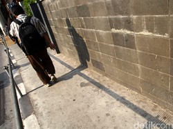 Kondisi Trotoar Menuju Stasiun Sudirman Memprihatinkan