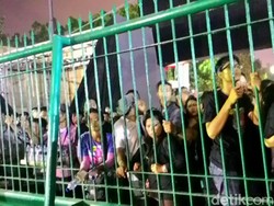 Penonton yang Tak Miliki Tiket Konser Bon Jovi Berusaha Jebol Pagar