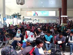 Bandara Pekanbaru Kembali Lumpuh karena Asap, Ratusan Penumpang Menumpuk