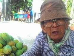 Malu Jadi Pengemis, Alasan Kakek 85 Tahun ini Pilih Jualan Buah di Jl Salemba