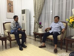 JK Masih Dibesuk Beberapa Kawannya Pasca Sakit