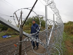 Duh! Pengungsi Diberi Makan Seperti Binatang di Hungaria