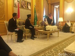 Jokowi Terima Tanda Kehormatan dari Raja Arab Saudi Salman bin Abdulaziz