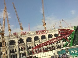 Crane yang Terjungkal di Masjidil Haram Masih Tersangkut