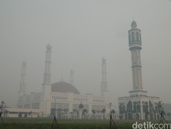 Masjid Raya Pontianak Ditelan Asap Pekat, Udara di Level Berbahaya
