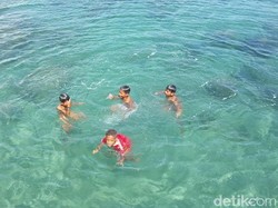 Serunya Melihat Anak Pemburu Koin Berenang di Pantai Ambon