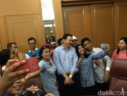 Ahok Jadi Magnet Selfie Pengunjung Wisata Balai Kota