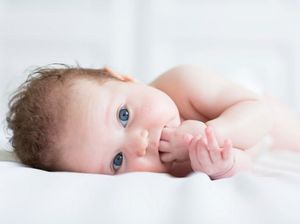 Keluar Serpihan Putih dari Kuping Bayi, Apa Itu Ya?