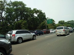 Proyek LRT Persempit Jalur, Tol Jagorawi KM 18 Arah Cawang Macet