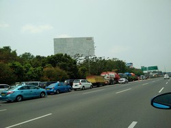 Ada Pohon Tumbang di Tol Sentul Arah Bogor, Lalin Macet 1 Km