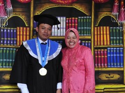 Anak Pertama Diwisuda, Ini Harapan Risma