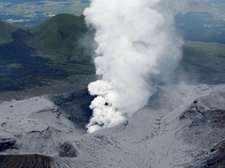 Gunung Aso Meletus, Langit Jepang Kelabu