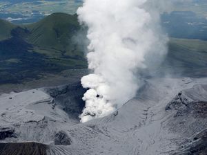Gunung Aso Meletus, Langit Jepang Kelabu Gunung Aso Meletus, Langit Jepang Kelabu
