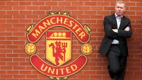 Paul Scholes bisa mencetak gol dengan kedua kaki, punya umpan akurat, dan mengalirkan serangan dengan brilian. Dia adalah tipikal gelandang yang ingin dimiliki semua klub.  Tapi Scholes juga dikenal punya tekel sangat buruk. Dikutip dari One Football, koleksi kartu kuningnya saat pensiun berjumlah 97 buah. (REUTERS/Phil Noble)