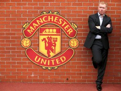 Paul Scholes bisa mencetak gol dengan kedua kaki, punya umpan akurat, dan mengalirkan serangan dengan brilian. Dia adalah tipikal gelandang yang ingin dimiliki semua klub.  Tapi Scholes juga dikenal punya tekel sangat buruk. Dikutip dari One Football, koleksi kartu kuningnya saat pensiun berjumlah 97 buah. (REUTERS/Phil Noble)