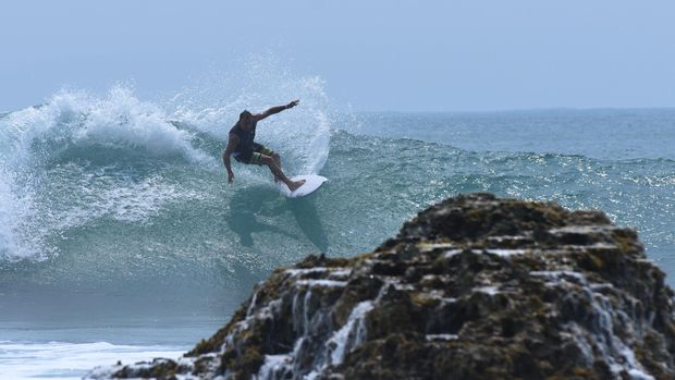 Wisatawan asing berselancar di laut Siberut Barat Daya, Kepulauan Mentawai, Sumatera Barat, Minggu (13/9). Ombak di Kepulauan Mentawai merupakan salah satu ombak terbaik di dunia untuk berselancar sehingga menarik minat peselancar internasional. ANTARA FOTO/Hafidz Mubarak A./pd/15