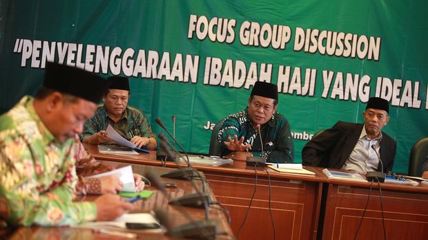 Ketua PBNU Marsudi Syuhud (tengah) bersama Direktur Eksekutif Badan Wakaf Indonesia Achmad Djunaedi (kanan) dan Mantan Direktur Pembinaan Haji dan Umrah Kementerian Agama Ahmad Kartono (kiri) memberikan paparan saat acara Focus Group Discussion di kantor pusat PBNU, Jakarta, Senin (14/9). Diskusi tersebut mengambil tema Penyelengaraan Ibadah Haji yang Ideal dan Efisien. ANTARA FOTO/Muhammad Adimaja/kye/15