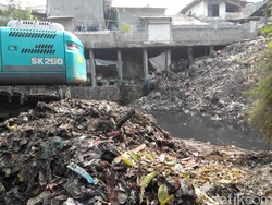 Ngeri! Sampah 10 Meter di Sungai Cipinang Ini Menumpuk Sejak 30 Tahun Lalu