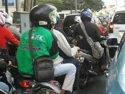 Abang Go-jek Malah Dibonceng Penumpang, Kenapa Yah?