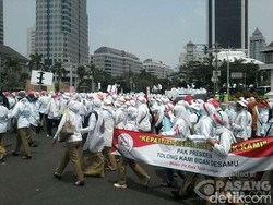 Seribuan Bidan Demo, Lalin dari Patung Kuda Menuju Istana Tersendat