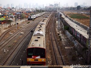 Korsleting, Lampu di Dalam Commuterline di Stasiun Juanda Meletus