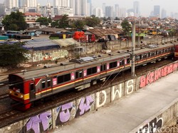 KRL Anjlok, Kereta dari Bekasi Menuju Kota Dialihkan Lewat Jatinegara