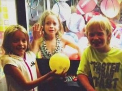 Ditantang sang Kakak, Bocah Ini Masuk ke Mesin Mainan dan Terjebak di Dalam