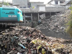 Sampah 10 Meter di Sungai Cipinang: Limbah Pabrik Hingga Jadi Pakan Kambing